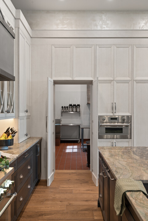 catering kitchen catering style kitchen in a orlando rental property 470-Muirfield-Loop--197--481x720-5f76f66d-8394-49e3-928c-106bdf086968