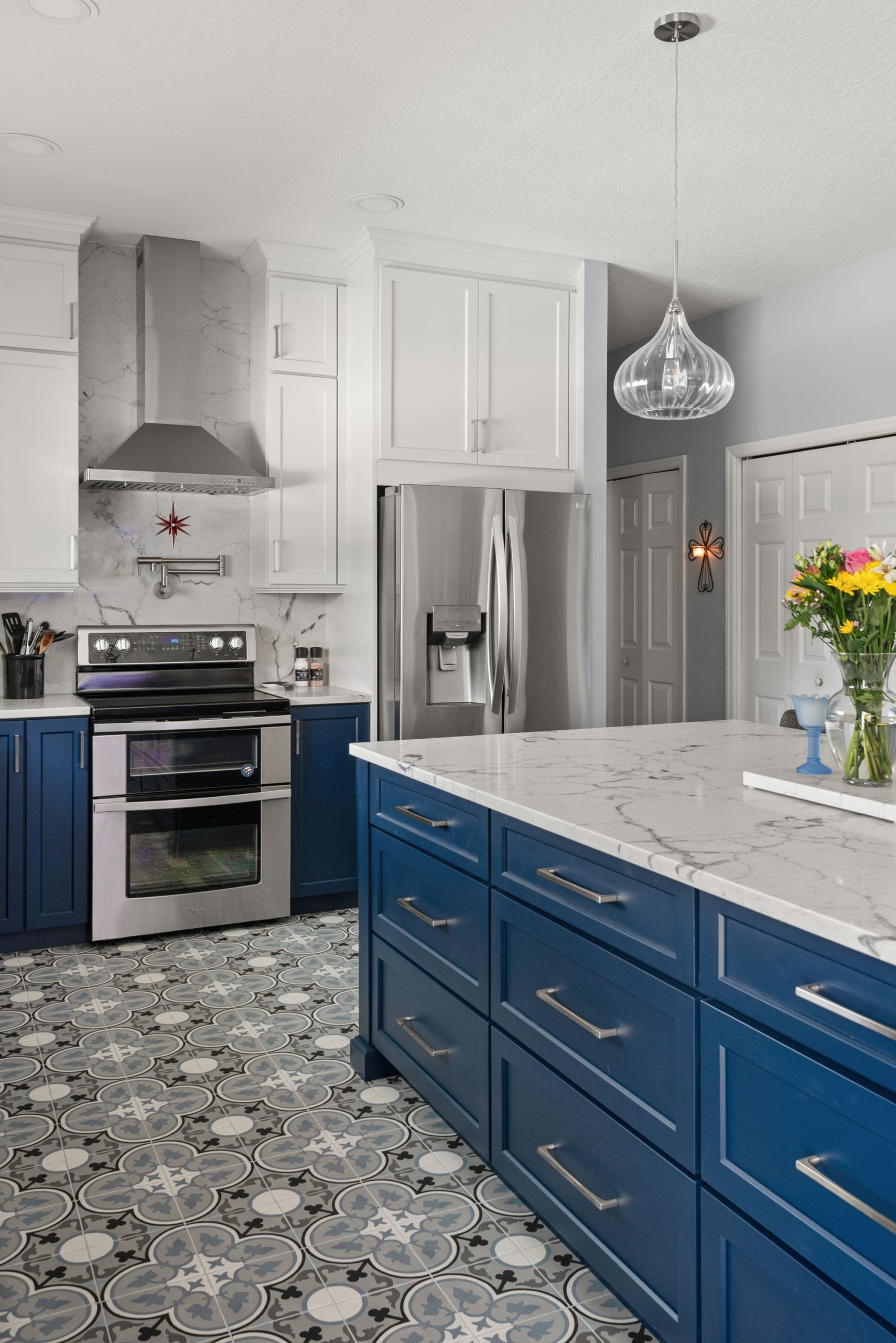 Crestwood Drive S&W Kitchens remodel project range and hood